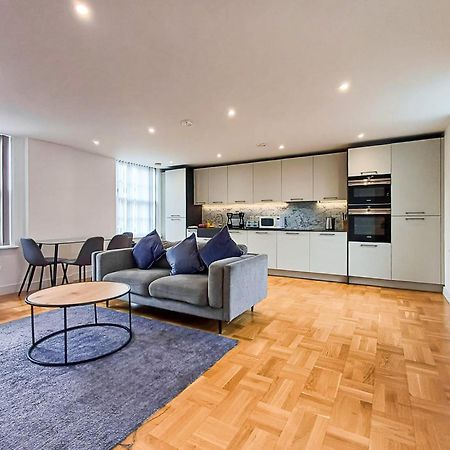 Modern 2-Bedroom, 2-Bathroom Apartment In West Kensington London Exterior foto