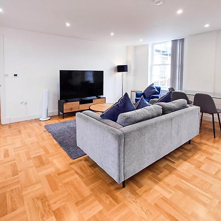 Modern 2-Bedroom, 2-Bathroom Apartment In West Kensington London Exterior foto