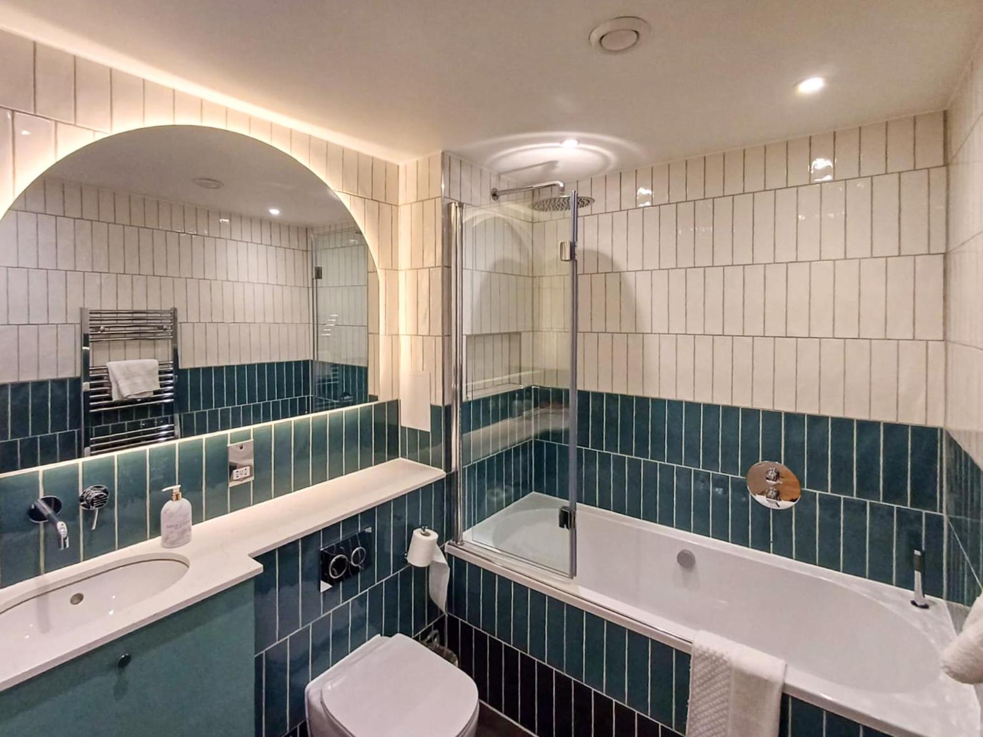 Modern 2-Bedroom, 2-Bathroom Apartment In West Kensington London Exterior foto