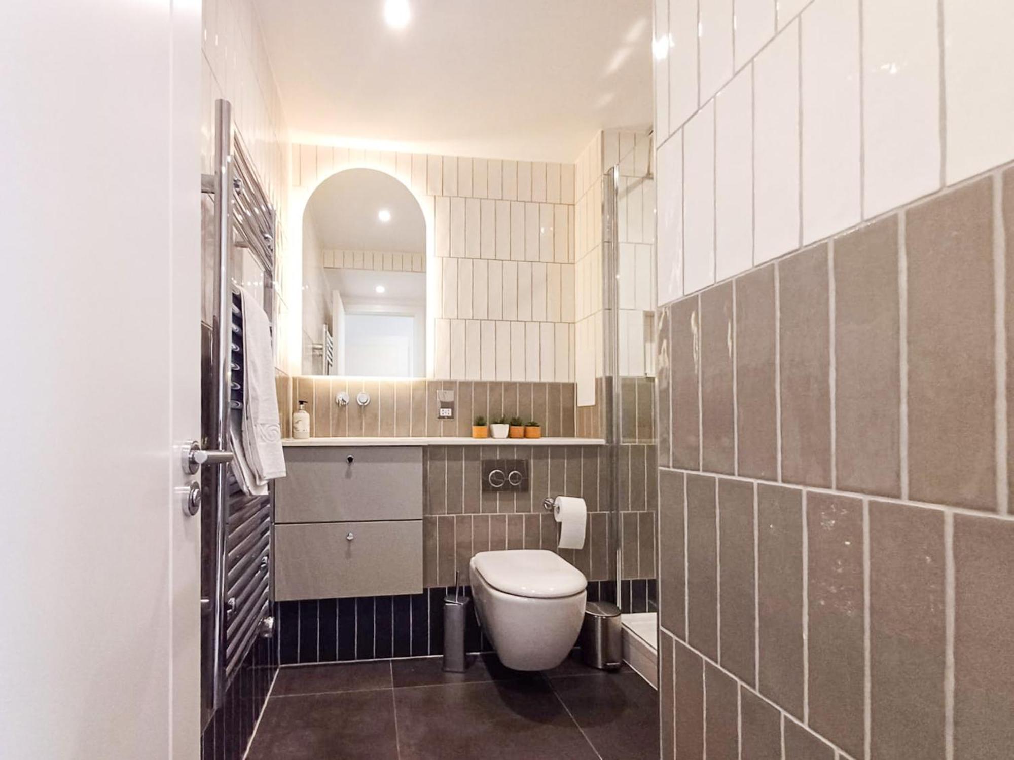 Modern 2-Bedroom, 2-Bathroom Apartment In West Kensington London Exterior foto