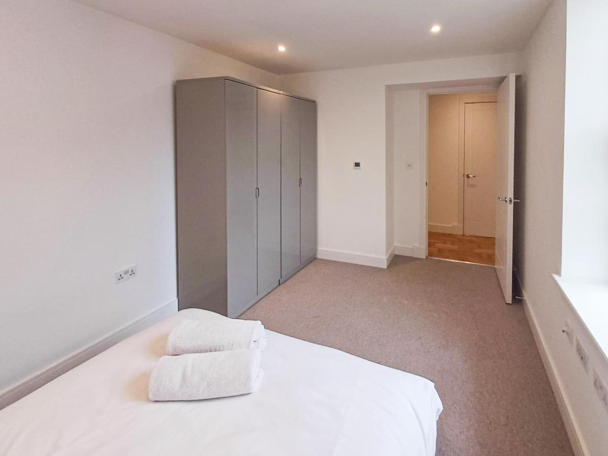 Modern 2-Bedroom, 2-Bathroom Apartment In West Kensington London Exterior foto
